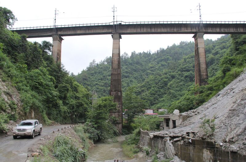 File:GuyangRiverYongshun97mtrHnearRailway.JPG