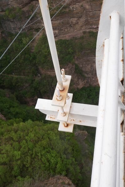 File:Taihang GlassFootbridgeSuspenders.JPG