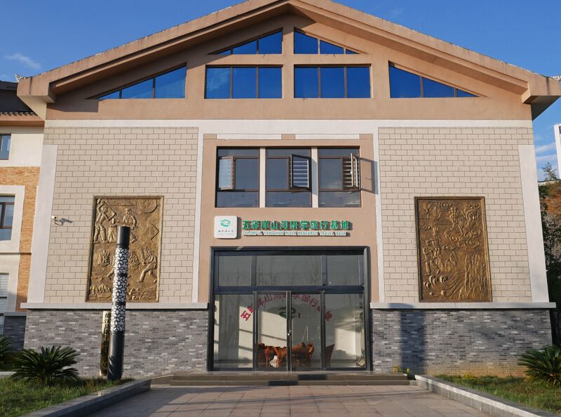File:YangshanheTravelCenter.JPG