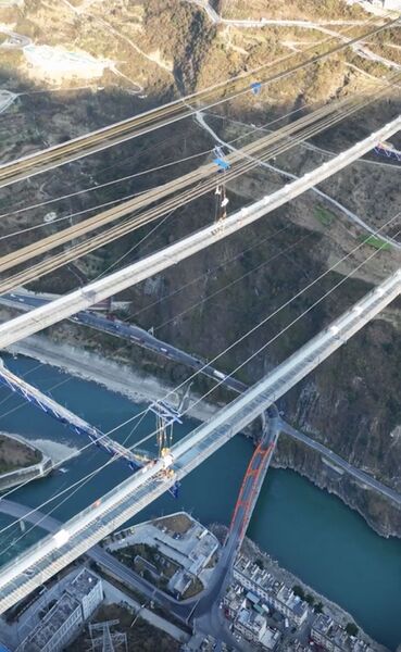 File:Daduhe Railway Bridge ChuanzangCablesCompleted.jpg