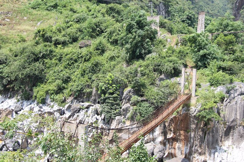 File:BeipanjiangFootbridgesFromSlope.jpg