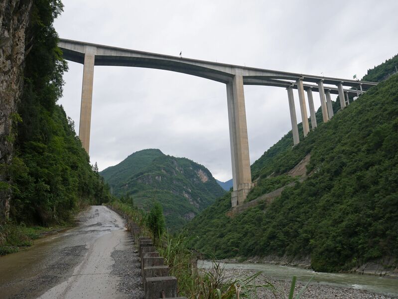 File:DongheOneLocalRoad.JPG