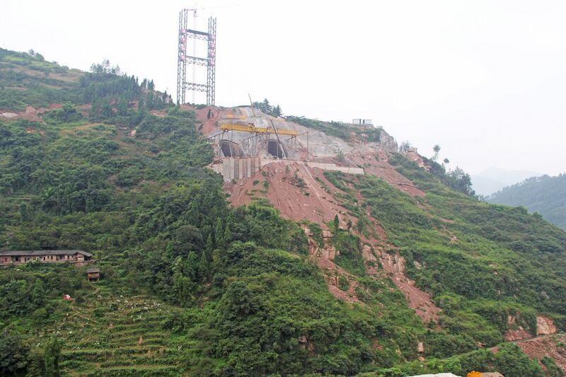 File:YelangheRailwayFoundation&Slope.jpg