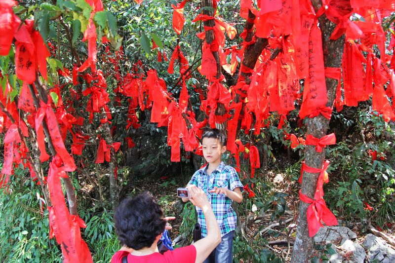 File:110TianmenMountainBoy&Ribbons.jpg