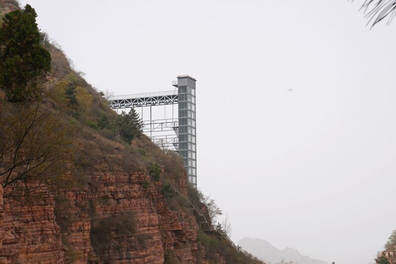 File:EastTaihangRedrockMountainElevatorLonglens.JPG