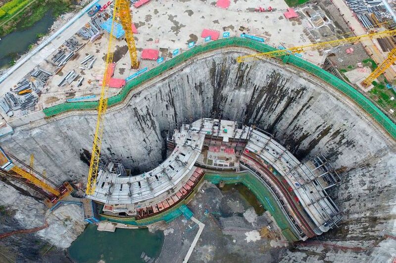 File:InterContinental Shanghai Glass Cliffwalk5.jpg