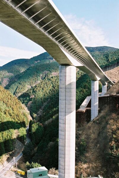 File:ShibakawaDeckOverhang.jpg