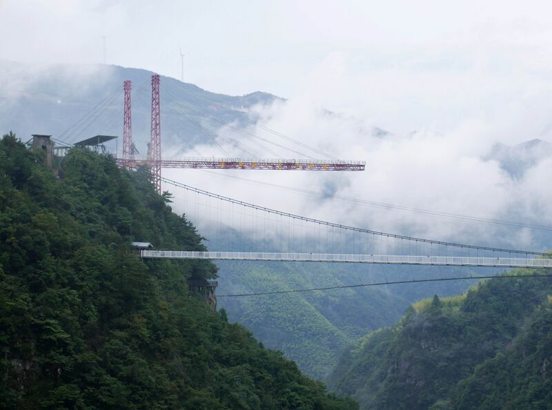 File:LingjiangyuanGlassFootbridge&Platform.JPG