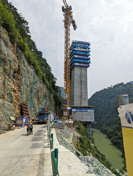 File:YuyanghePierCrane.jpg