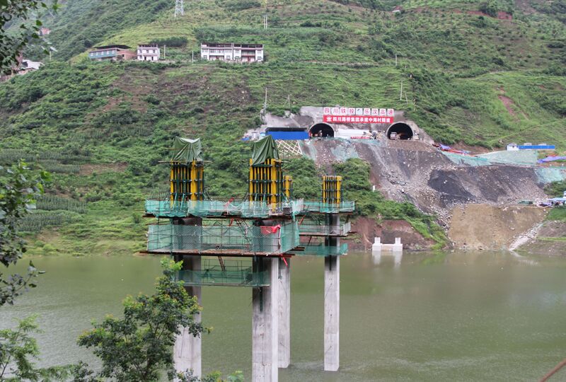 File:288DaduheReservoirExpressway copy.JPG