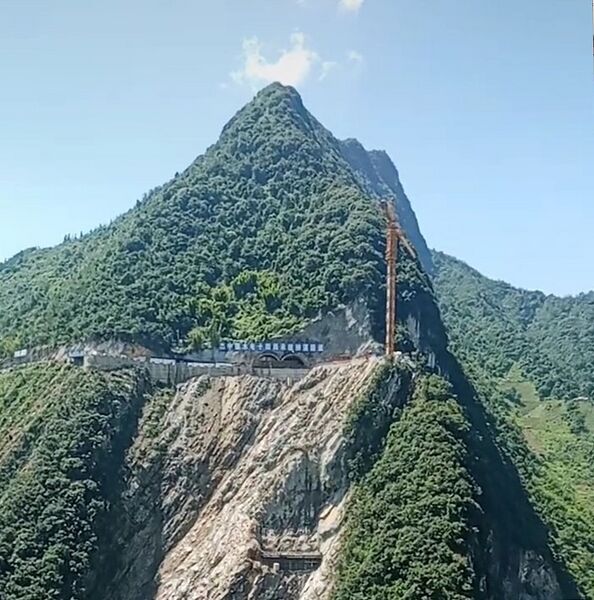 File:BaishuijiangPeakTunnel.jpg