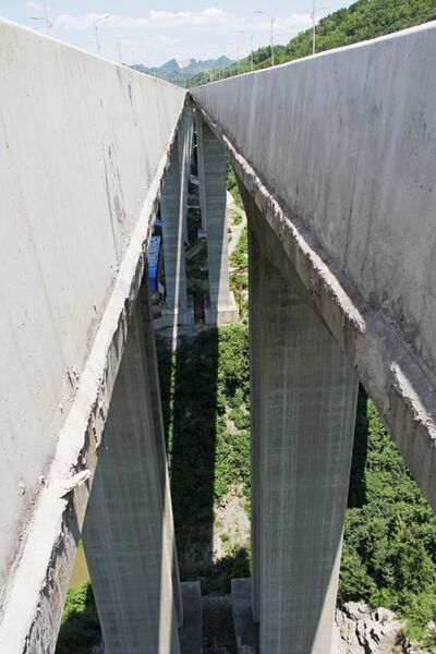 File:DinaheNewRoadMiddle.JPG