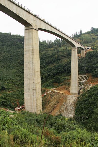 File:DinaheRailwayVerticalPiers.jpg