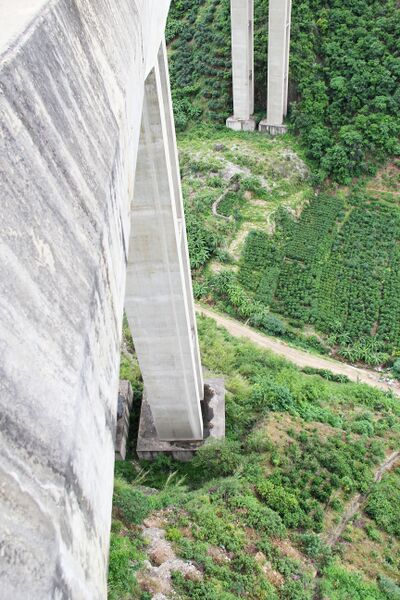 File:G56BeamKm560WestOfNujiangPierBase.jpg
