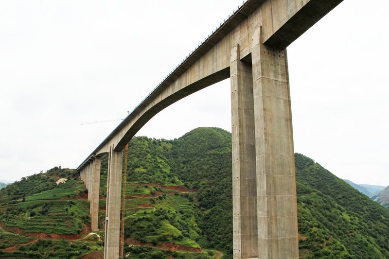 File:MaguohePiers&Mountain.jpg
