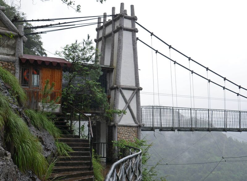 File:YaxiakuGlassFootbridgeWhiteSky2.JPG