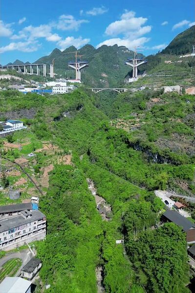 File:Yunnanzhuang BridgesFarAway.jpg