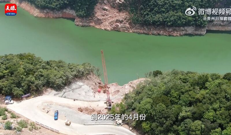 File:Jiangjiehe RailwayConstCrane.jpg