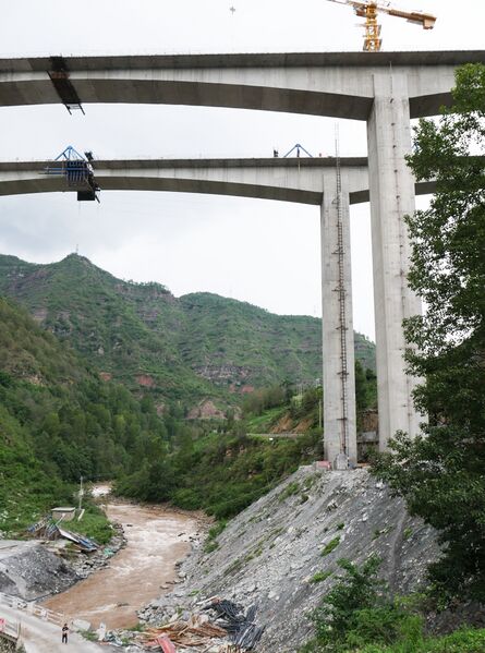 File:Meiguhe1BridgePiers.JPG