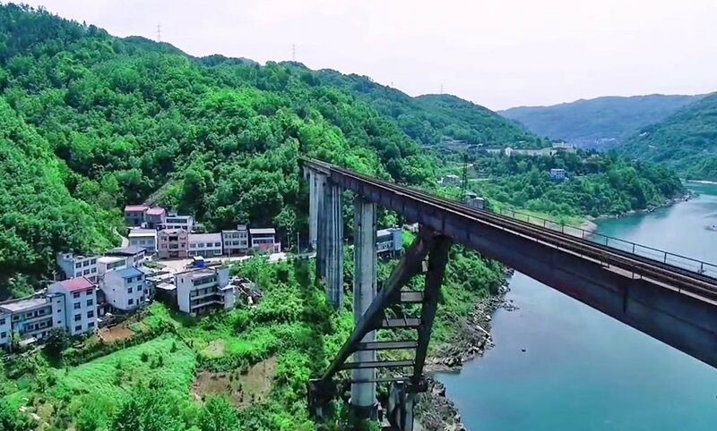 File:Shimiaogou Hanjiang RailwayDeckRailing.jpg
