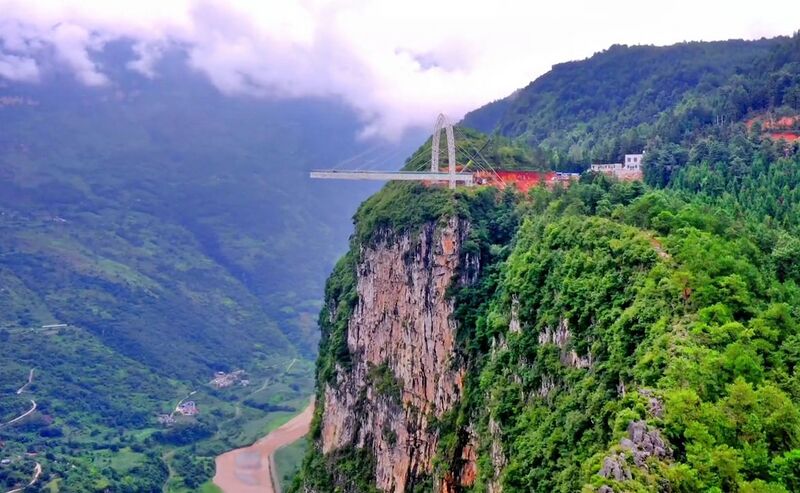 File:NizhuheCloudyGorge.jpg