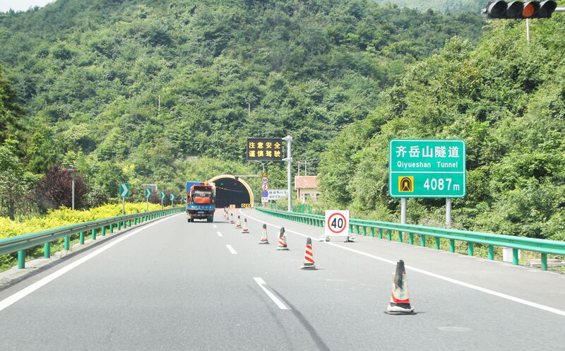 File:QingjiangRailwayBridgeHwyTunnel.jpg