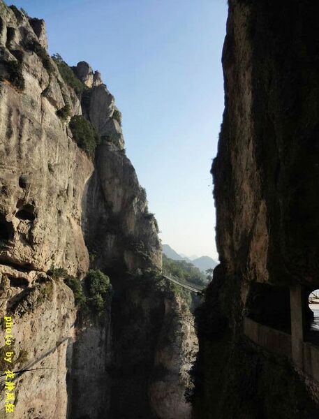 File:YandangFootbridgeCaveView.jpg