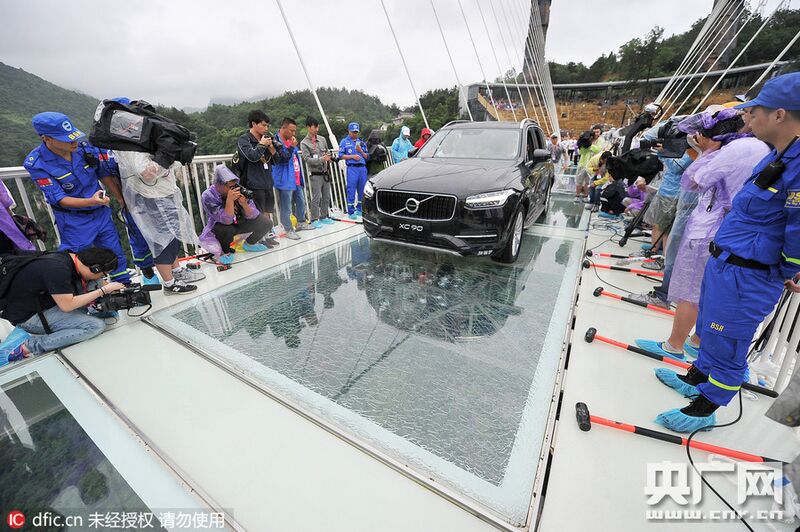 File:ZhangjiajieGlassCarDrive.jpg