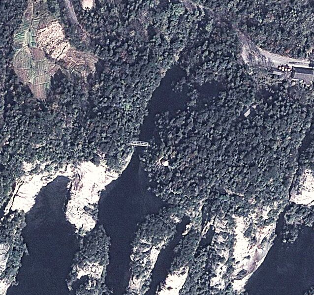 File:ZhangjiajieParkFootbridgeSatellite.jpg