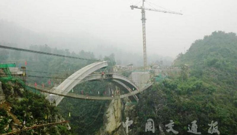 File:ZhenzhuCrossesChaxihe.jpg