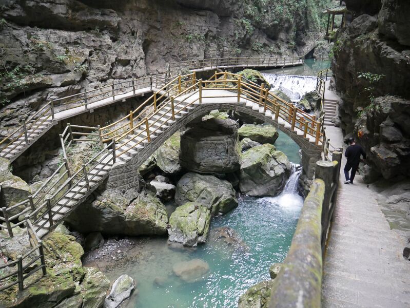 File:AyiheTriangleFootbridge.JPG