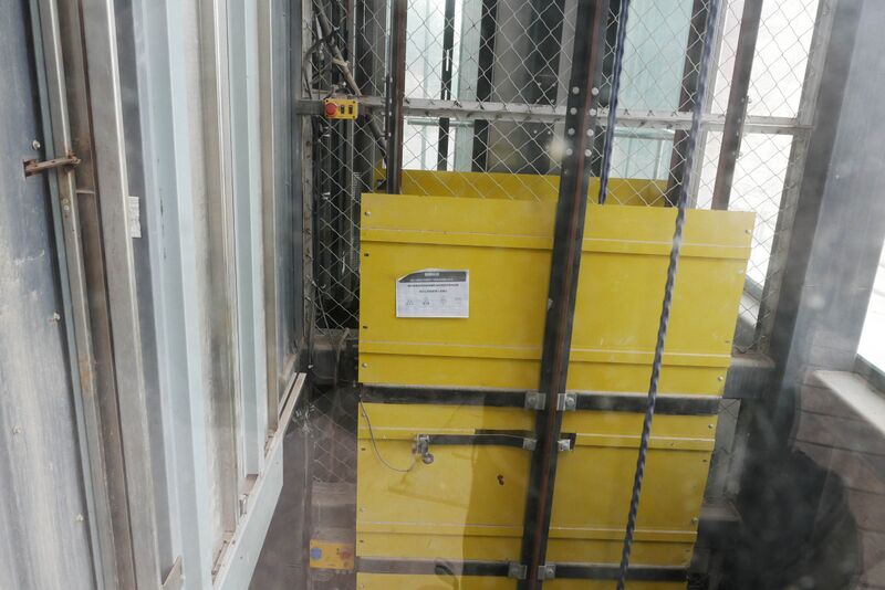 File:EastTaihangRedrockMountainElevatorInside.JPG
