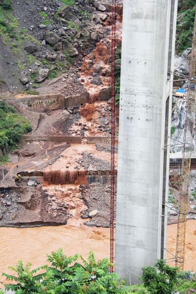 File:NiulanjiangNewG85BeamMudCreek.jpg