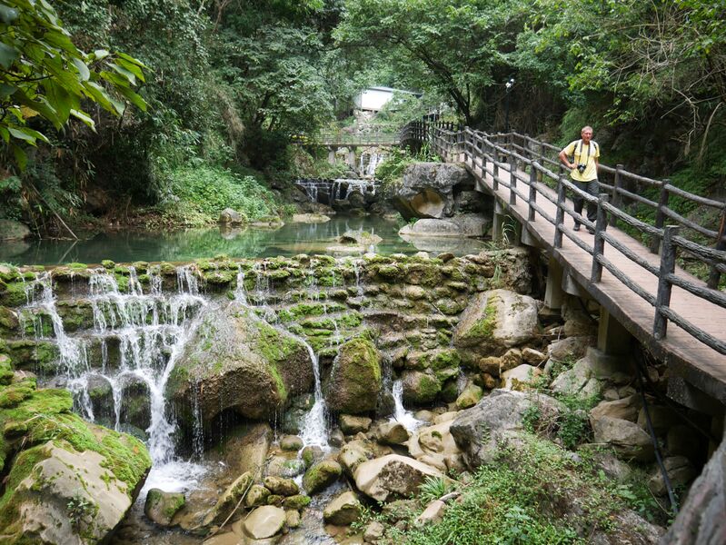 File:NizhuheCanyonGaryWaterfall.JPG