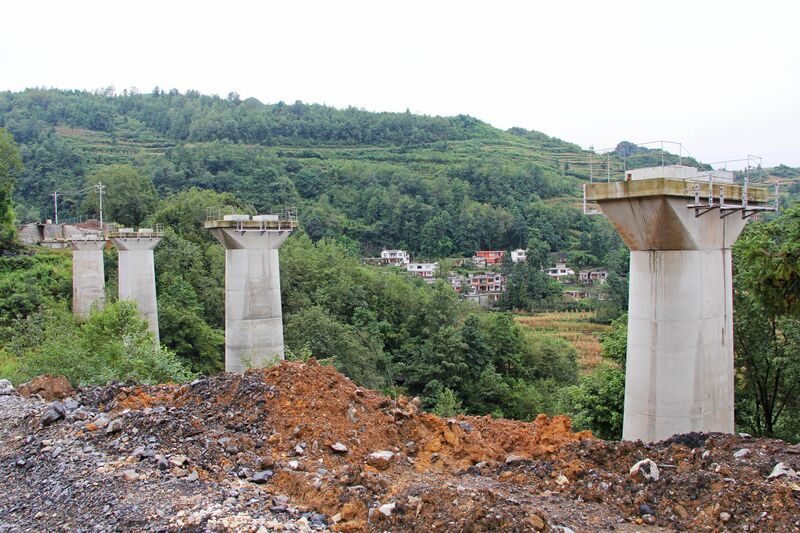 File:YangliuheRailwayApproachPiers.jpg