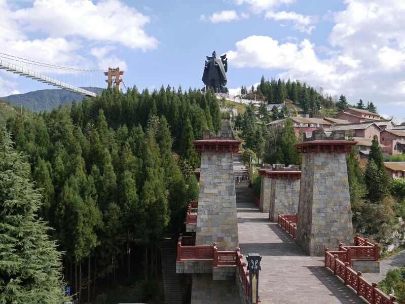 File:YeyuhaiGlassStatue.JPG