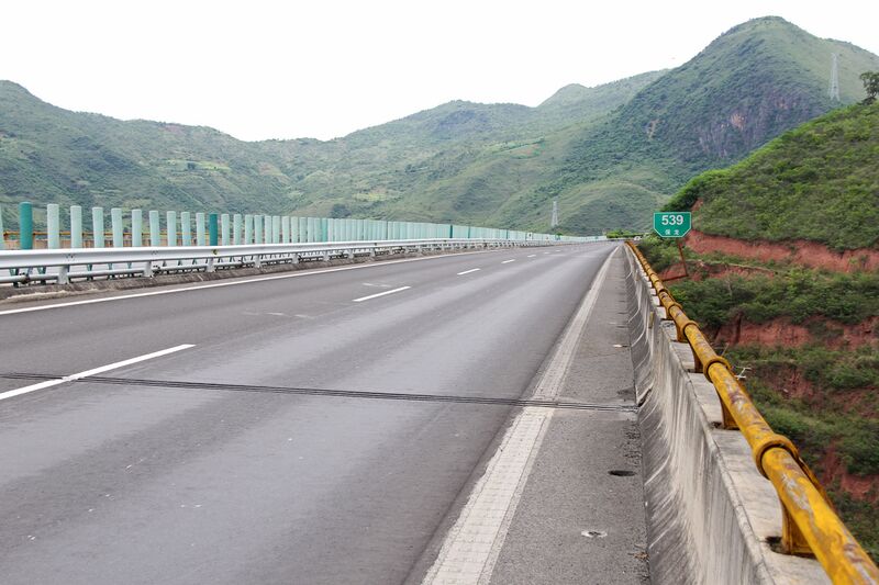 File:Yunnan106mtrHG56StraightBeamKm539Deck.jpg