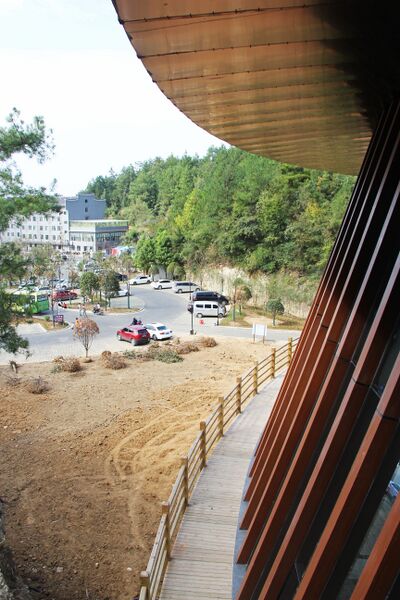 File:5ZhangjiajieVisitorsParkingByEric.jpg