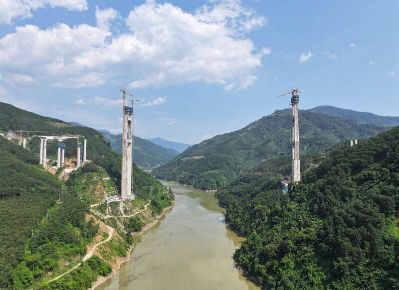 File:LixianjiangSideRiver.jpeg