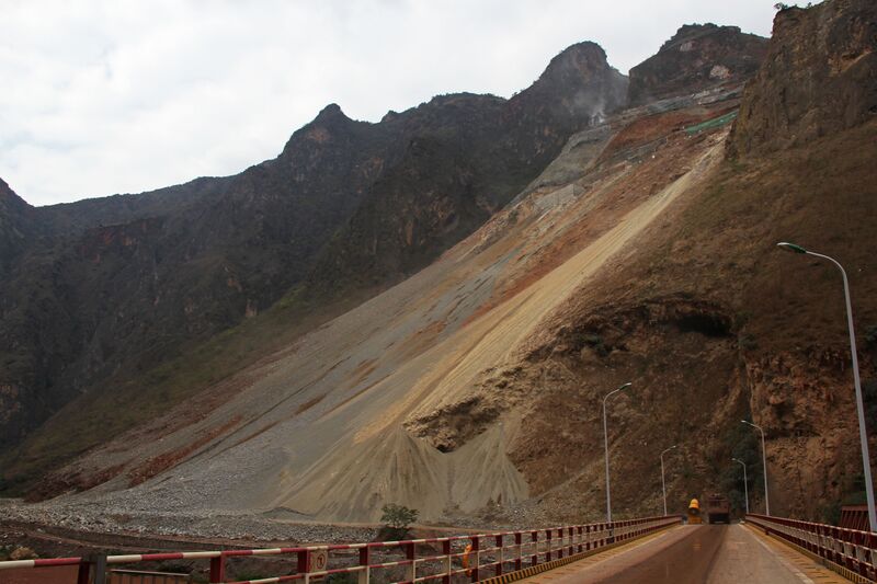 File:LvzhijiangSlope&Bridge.JPG