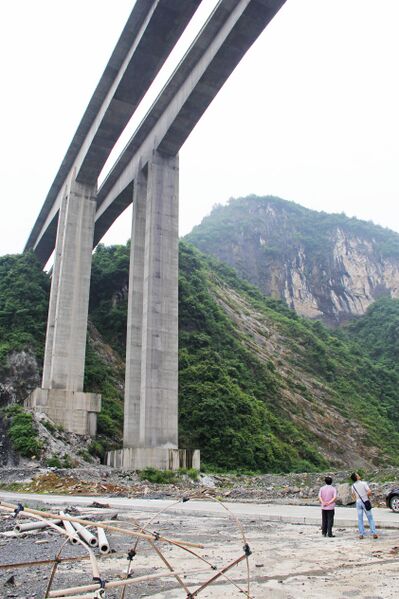 File:Xiangjia向家大桥 BeamEastOf Morong92mtrH.JPG