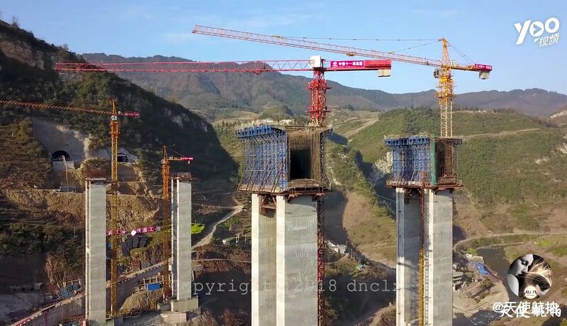 File:Chishuihe Bridge YibiPiertops.jpg