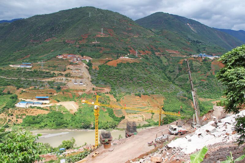File:NujiangRailwayMountainsFromTunnel.jpg