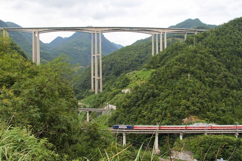 File:ShuanghekouBridge&Train2013.jpg