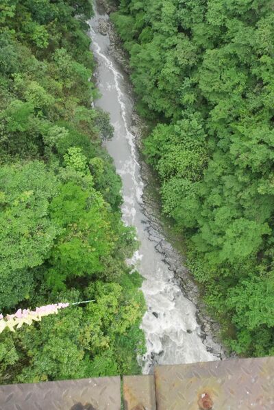 File:Tongzi FootbridgeRiverDrop.JPG