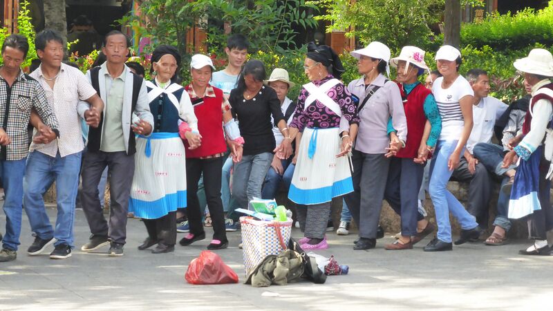 File:460LijiangDancersByFilmer.jpg
