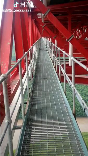File:HulukouWalkway.jpg