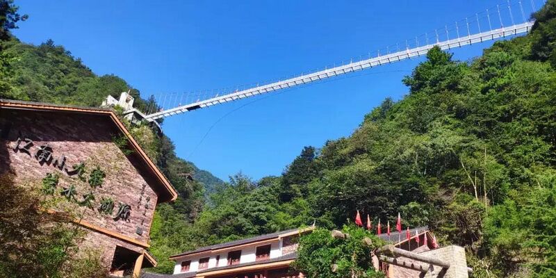 File:Taihuyuan Glass FootbridgeBlueSky.jpg