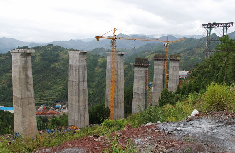 File:YelangheRailwayApproachPiersView.jpg