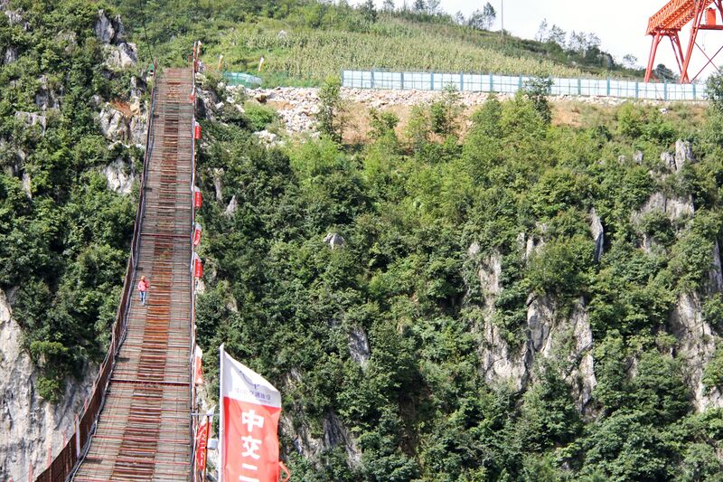 File:DimuheFootbridgeWestRise.jpg